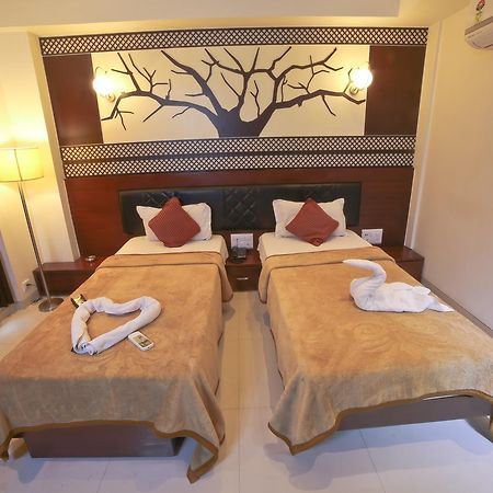 Hotel Grand Pragati Сурат Экстерьер фото