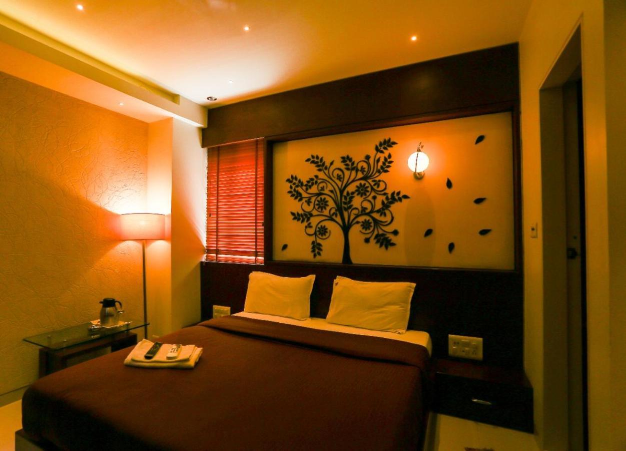 Hotel Grand Pragati Сурат Экстерьер фото