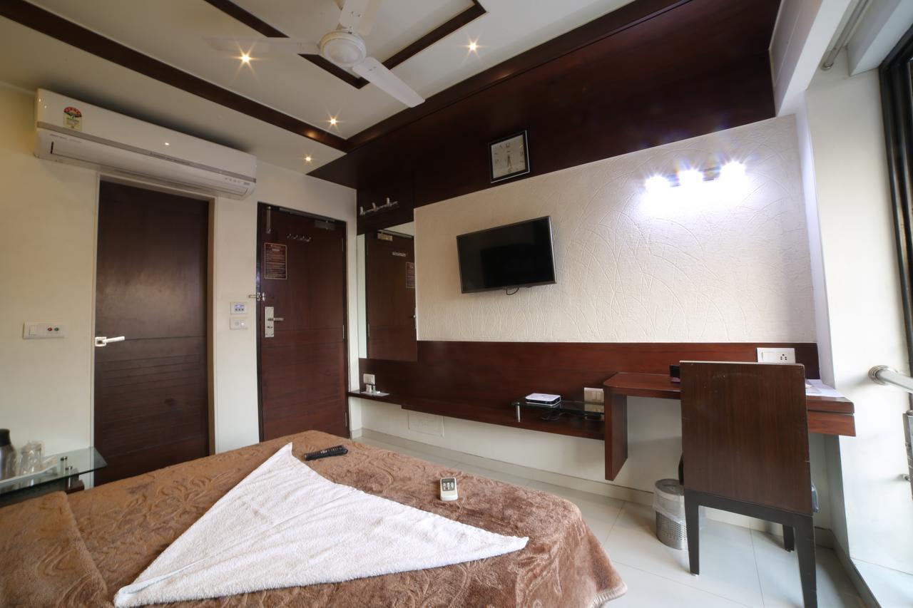 Hotel Grand Pragati Сурат Экстерьер фото