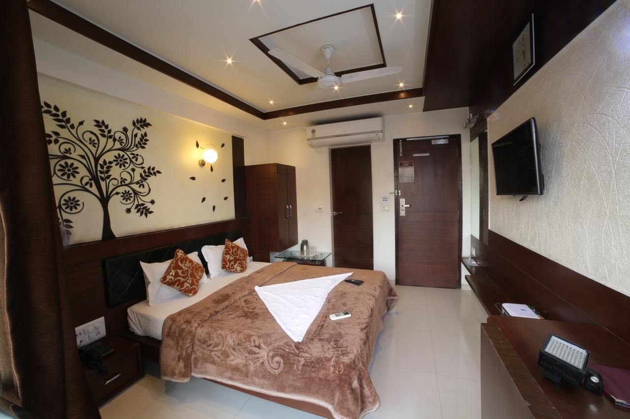 Hotel Grand Pragati Сурат Экстерьер фото