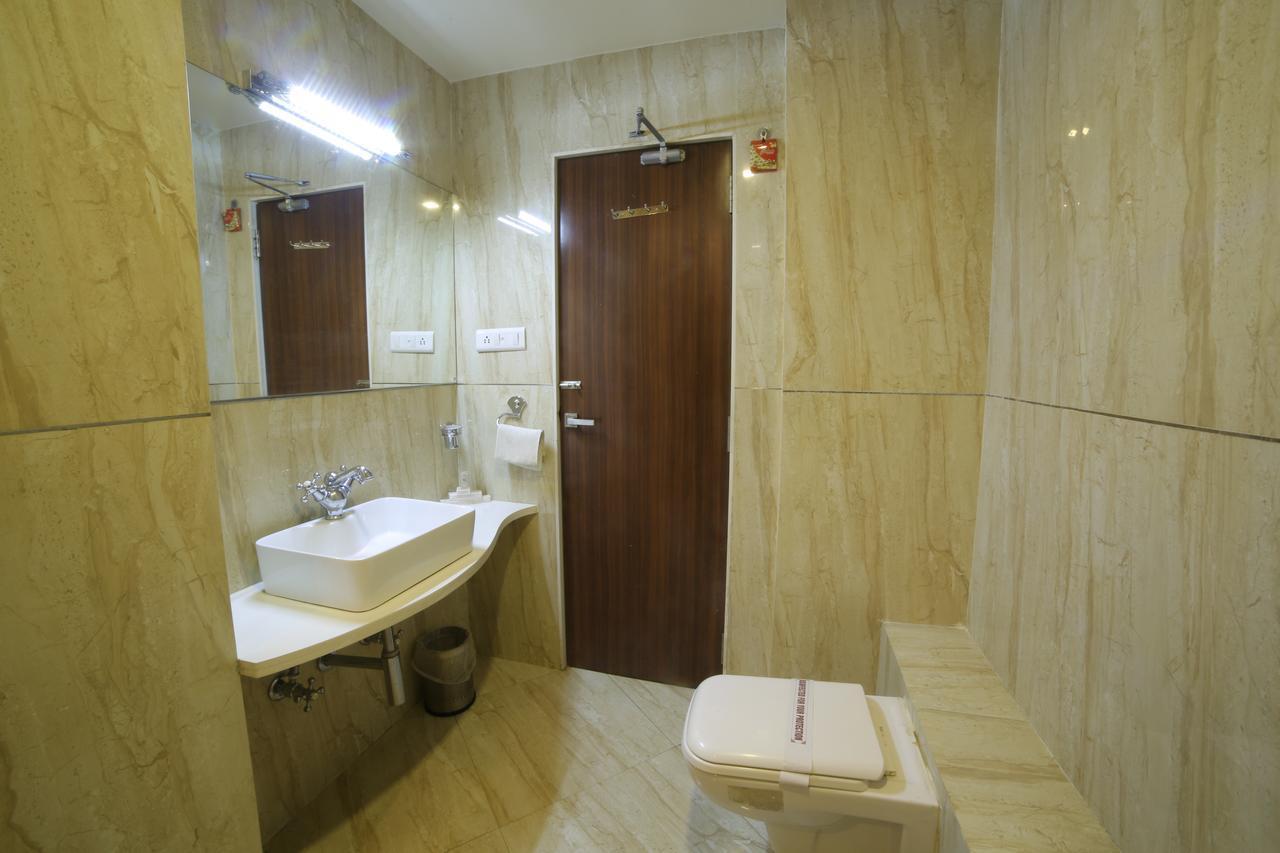 Hotel Grand Pragati Сурат Экстерьер фото