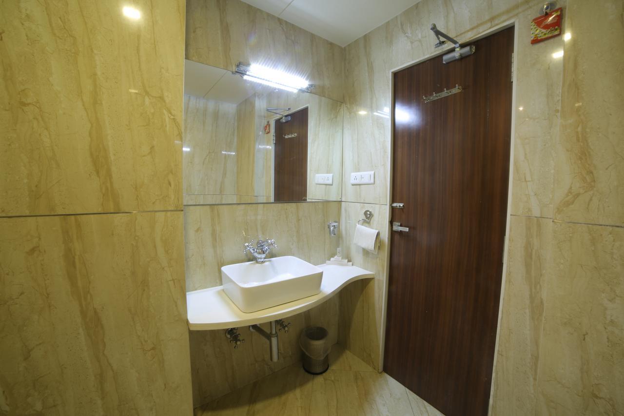 Hotel Grand Pragati Сурат Экстерьер фото