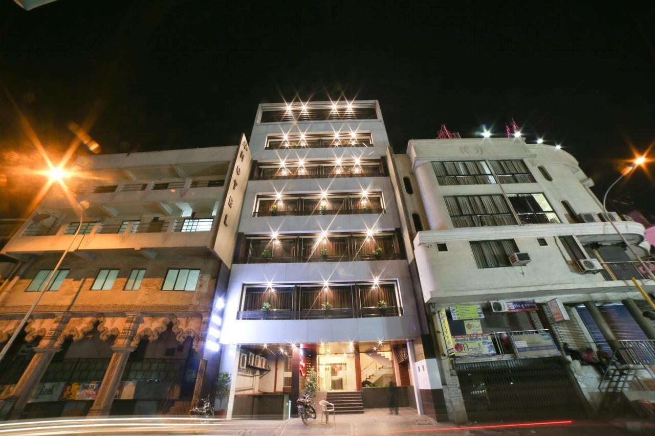 Hotel Grand Pragati Сурат Экстерьер фото