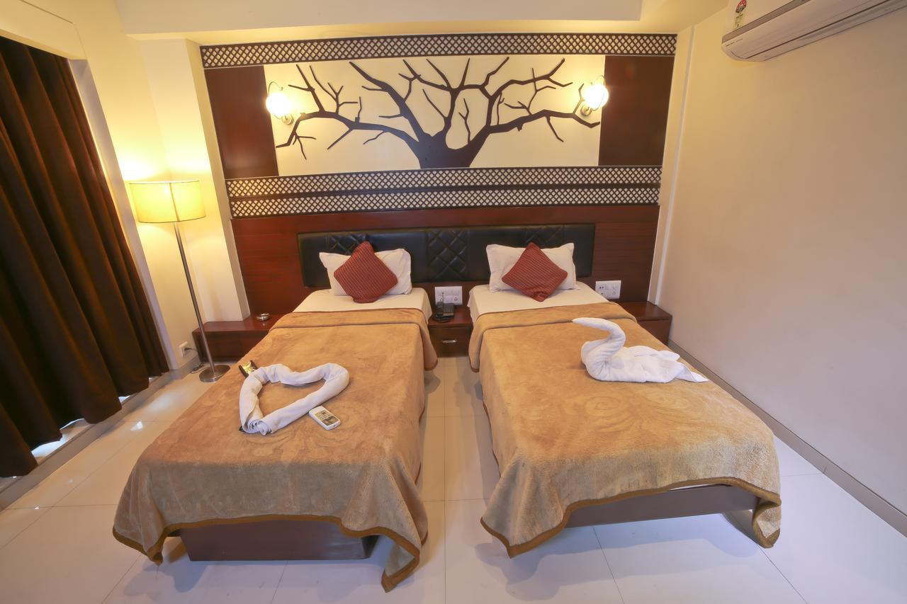 Hotel Grand Pragati Сурат Экстерьер фото