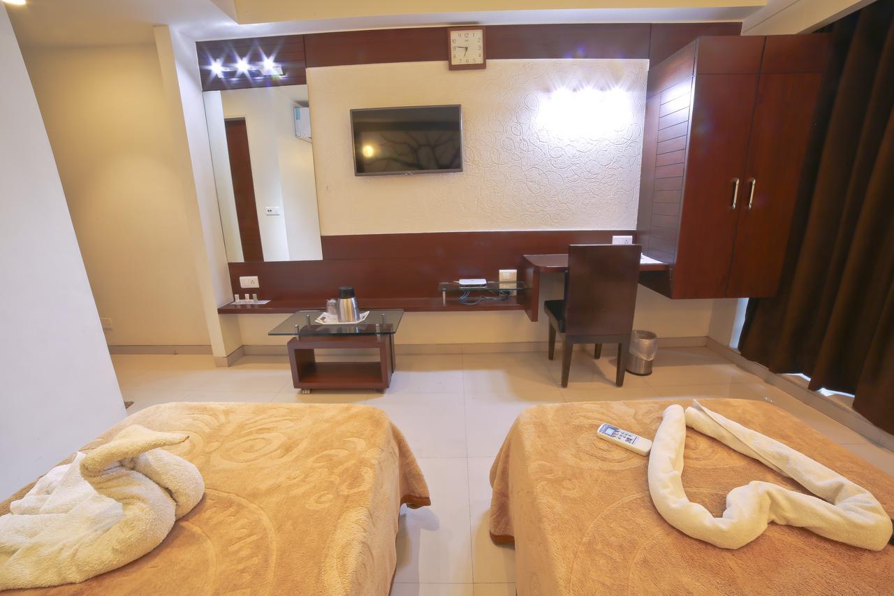 Hotel Grand Pragati Сурат Экстерьер фото