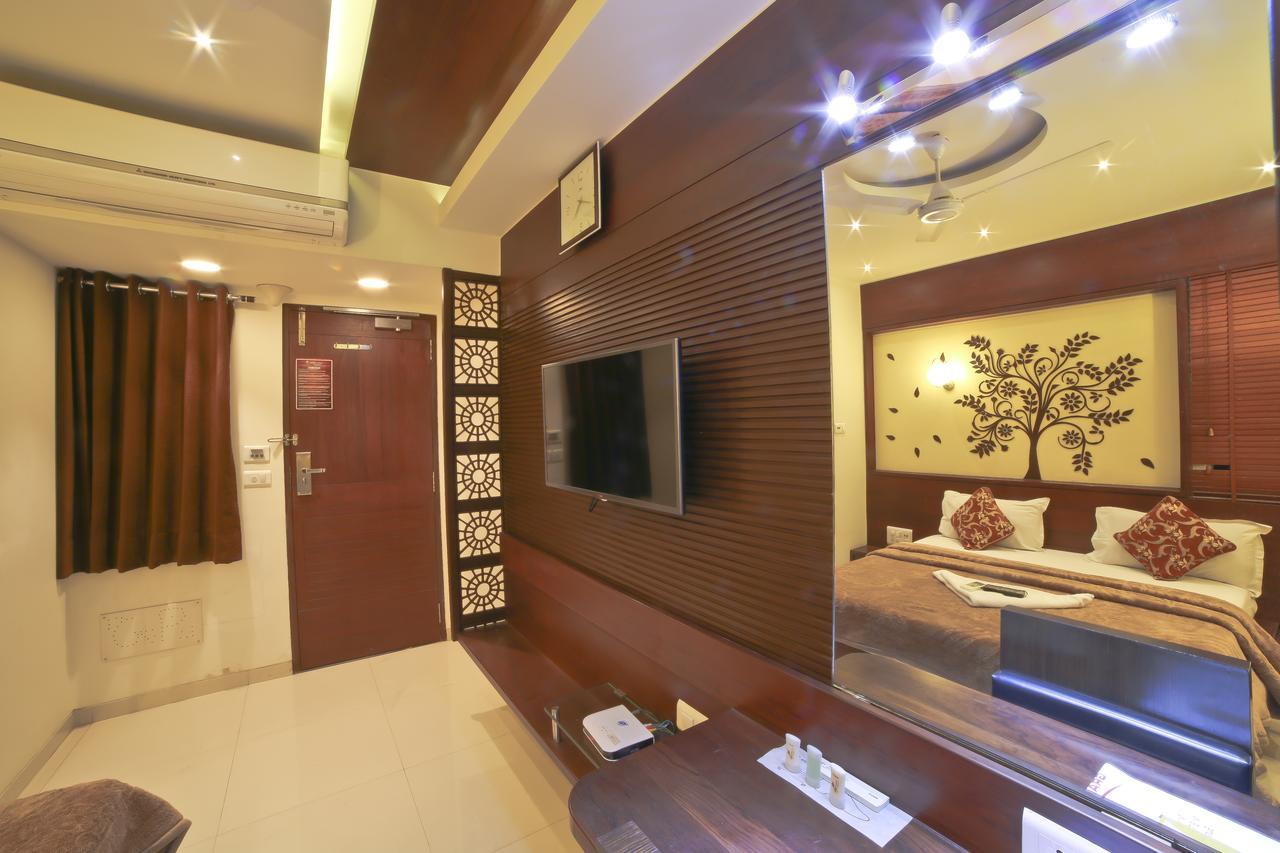 Hotel Grand Pragati Сурат Экстерьер фото