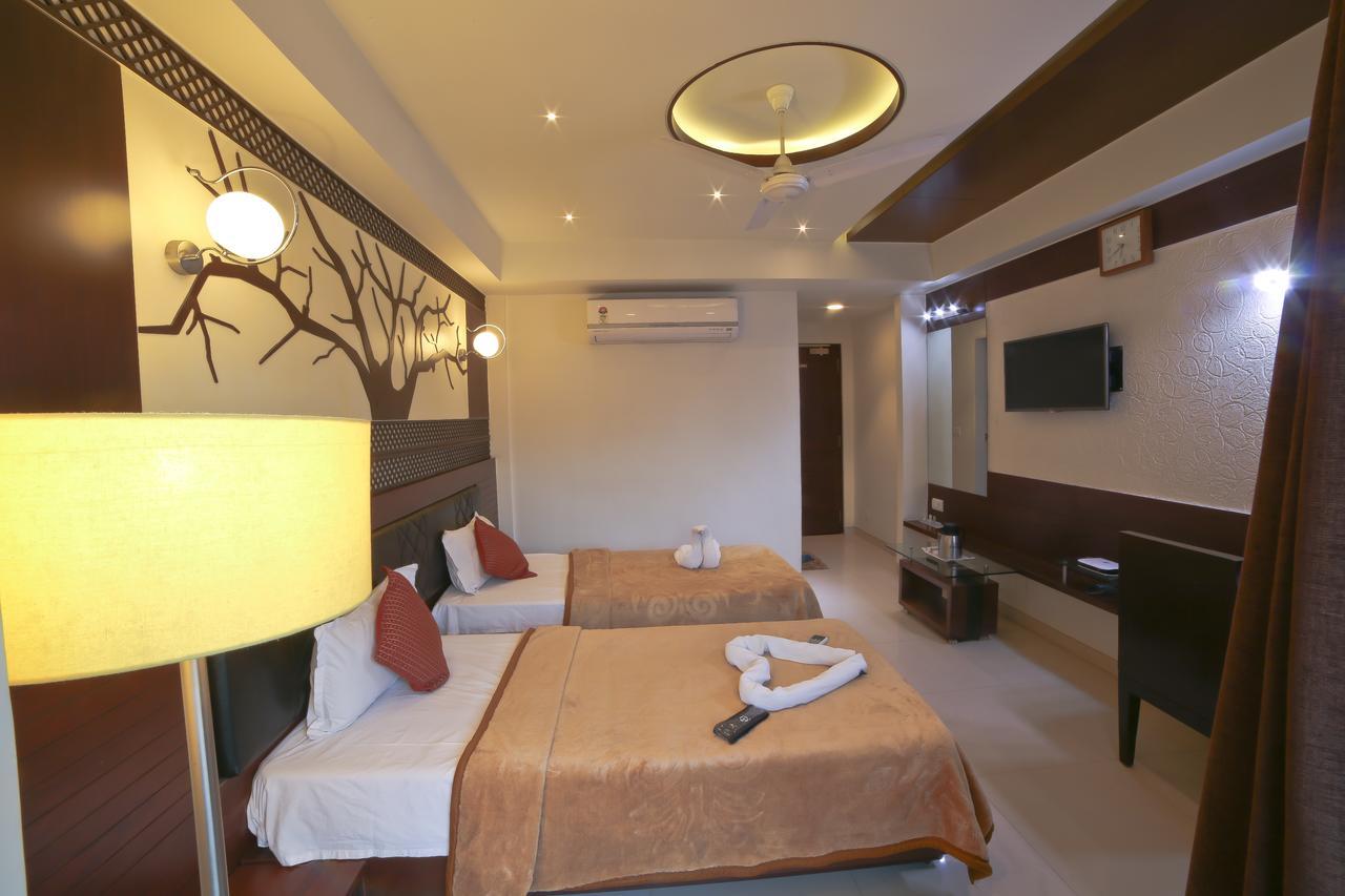 Hotel Grand Pragati Сурат Экстерьер фото