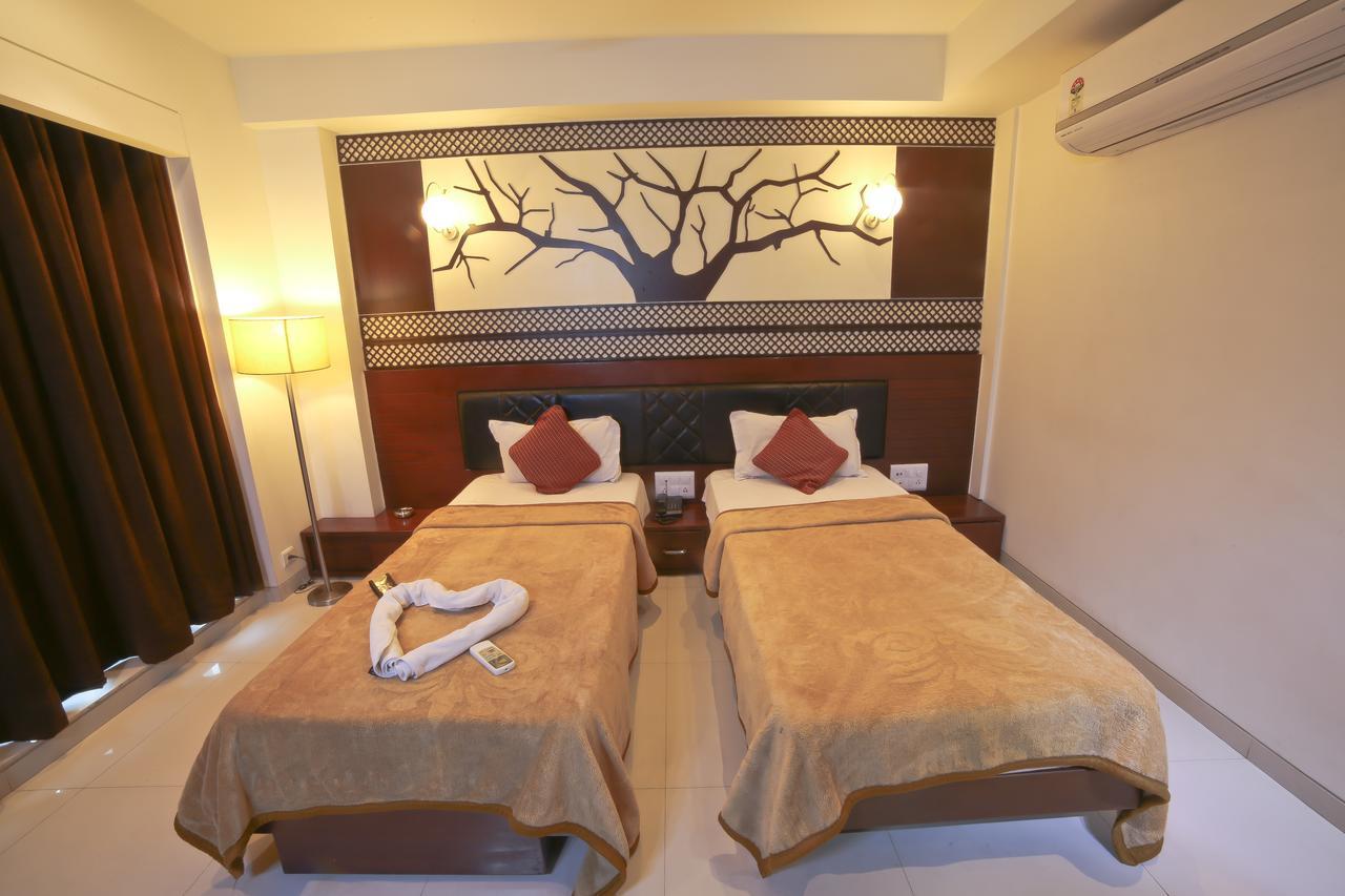 Hotel Grand Pragati Сурат Экстерьер фото