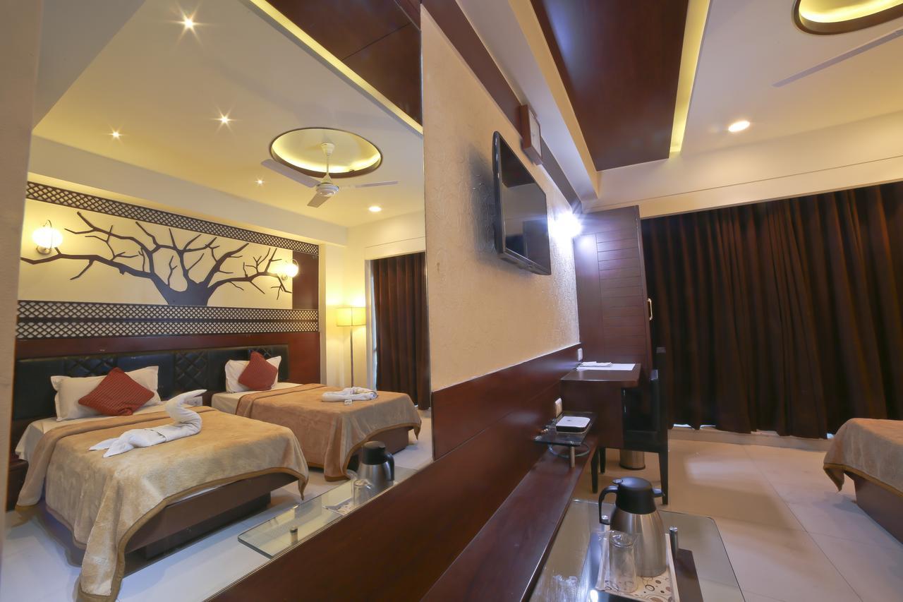 Hotel Grand Pragati Сурат Экстерьер фото