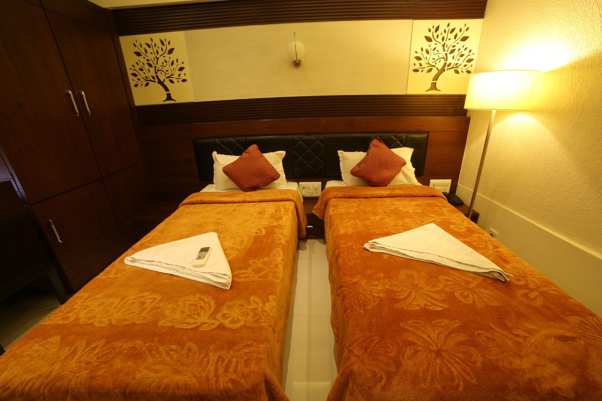 Hotel Grand Pragati Сурат Экстерьер фото