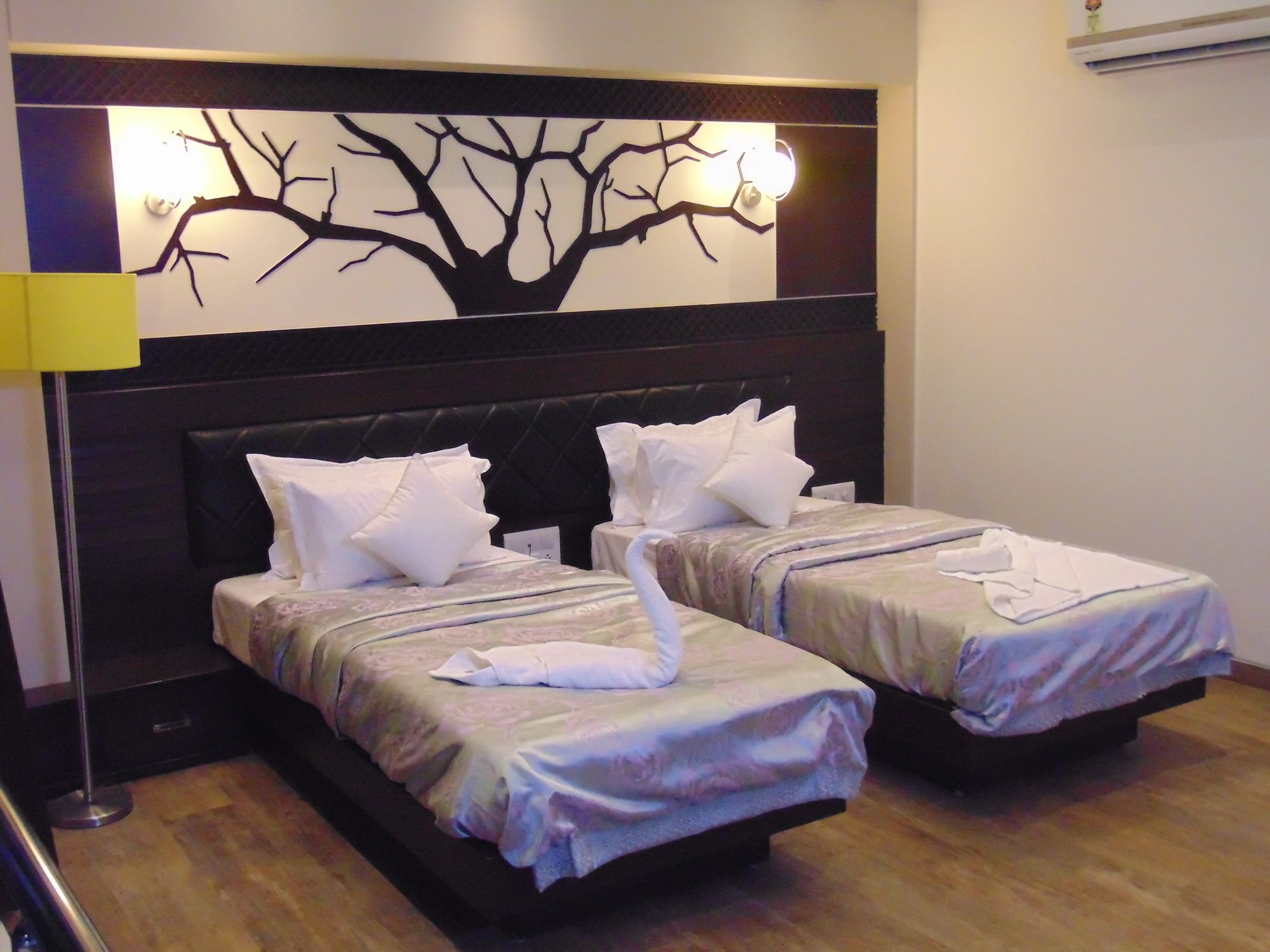 Hotel Grand Pragati Сурат Экстерьер фото